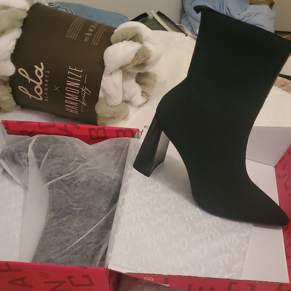 Black Glove Heeled Bootie - Picture 4 of 9